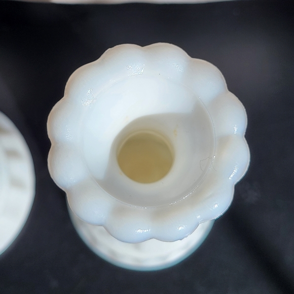 Pair of Vintage White Milk Glass Vases featuring a Stars and Bars Pattern - Picture 5 of 11